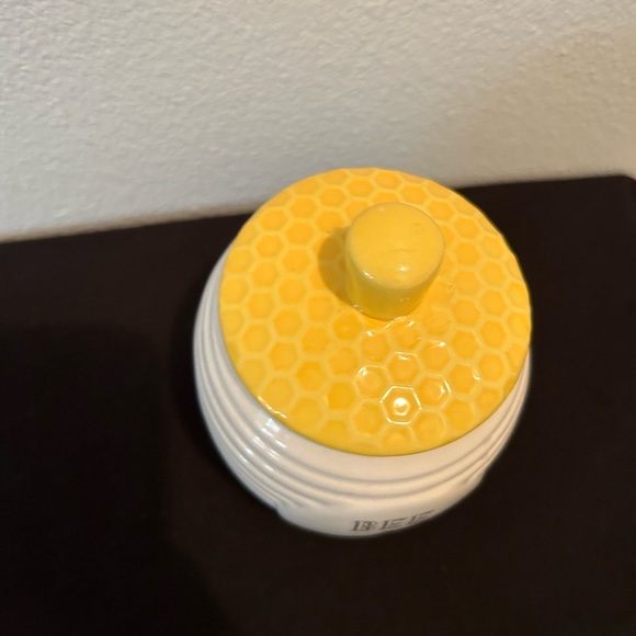 The English Tableware 4.75” H “Bee Sweet” honey jar - Picture 4 of 6